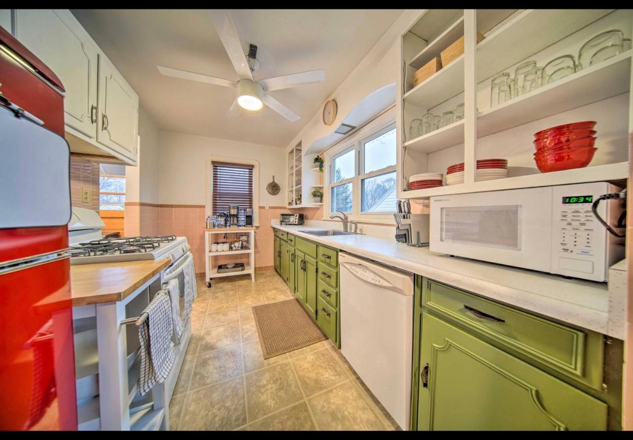 Modern Home • Family Friendly • Grill • Fireplace 이리 외부 사진